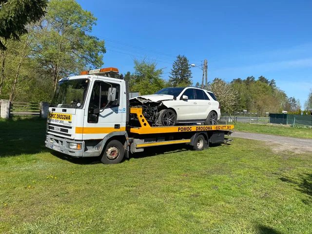 Laweta Iveco z białym Mercedesem po kolizji